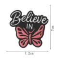 Bestickter Schmetterling Stoffaufnäher mit Believe IN Spruch, schwarz-weißer Bügelflicken. - Glauben Slogan Stil (XD9201-7)
