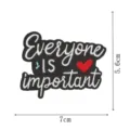 Bestickter Aufnäher mit Spruch Everyone is important und Herz für Kleidung und Taschen. - Minimalistisch Slogan Stil (XD9201-9)
