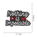 Bestickter Aufnäher mit Nothing is Impossible Text, roter Blume und Herz, Detailaufnahme. - Nothing is Impossible (DW9212-5)