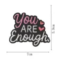 Inspirierender englischer Zitat-Bestickter Aufnäher, schwarzer Hintergrund, rosa-weiße Buchstaben. - You ARE Enough (DW9212-9)