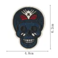 Vue détaillée du patch brodé tête de mort bleue thermocollant, taille env. 4,8x6,2 cm. - DW9170-3