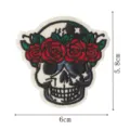 Patch brodé tête de mort cool avec couronne de roses rouges, idéal pour vêtements et DIY. - DW9170-7
