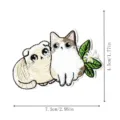 Detalle de parche bordado de gato lindo, que muestra costuras delicadas y elementos florales. - Estilo Gato de Dibujos Animados (DW8937)