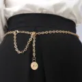 Prachtig detail van een zeer elegante gouden metalen kettingriem met een mooie munthanger. - Tailleketting met Portret Hanger