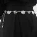 Λεπτομερής άποψη της boho μεταλλικής αλυσίδας μέσης με υπέροχα κοχύλια και διακοσμητικά στοιχεία. - Ασημένια Αλυσίδα Μέσης