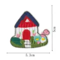 Primer plano detallado de parche bordado de casa de dibujos animados lindo con costuras claras. - Estilo DW9196-5