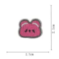 Détail de patch brodé d'ours de dessin animé rose, gros plan d'accessoire de vêtement miniature. - DW9109-7