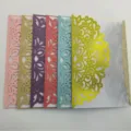 Detalle de tarjeta de invitación de boda calada con láser, sobre de papel perlado. - Rosa