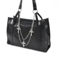 Elégant sac cabas noir tendance avec chaîne croix gothique, accessoire de mode variante. - Chaîne de Sac Double Couche Croix
