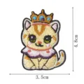 Detaillierte Nahaufnahme des süßen Cartoon-Katzen-Stickaufnähers mit Krone und Kragendetails. - DW9175-3