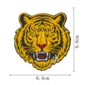 Gros plan sur l'écusson brodé de tigre rugissant, coutures jaunes détaillées, accessoire DIY. - Écusson Brodé Tête de Tigre (DW9809-12)