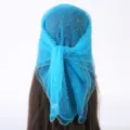 Detailweergave van de blauwe strass-net hoofddoek met fonkelende steentjes en fijne goudrand. - Helder blauw