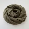 Sciarpa lunga tinta unita in cotone e lino da donna, drappeggio elegante e vista dettagliata. - 185*100cm / Verde Militare (RY-05)
