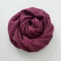 Vista dettagliata sciarpa lunga donna tinta unita cotone lino autunno inverno arrotolata a rosa - 185*100cm / Rosso Prugna (RY-06)
