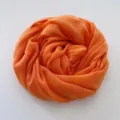 Primo piano sciarpa cotone lino arancione, consistenza morbida, accessorio invernale monocolore. - 185*100cm / Arancione (RY-07)
