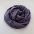 Primo piano dettagliato di una sciarpa in cotone e lino viola scuro arrotolata su sfondo bianco. - 185*100cm / Viola Scuro (RY-11)
