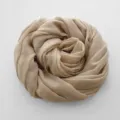 Primo piano di una morbida sciarpa beige in cotone e lino, mostra trama fine e tono caldo. - 185*100cm / Beige (RY-14)