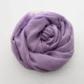Dettaglio di sciarpa in cotone e lino viola arrotolata, consistenza morbida, elegante. - 185*100cm / Viola Chiaro (RY-16)