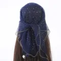 Detailopname van donkerblauwe strass-hoofddoek, sprankelende vierkante sluier met gouden rand. - Donkerblauw