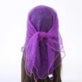 Gedetailleerd overzicht van de paarse strass polyester vierkante hoofddoek met pailletten. - Paars