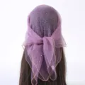 Gedetailleerd overzicht van de sprankelende paarse transparante hoofddoek met strass, stijlvolle rug. - Lichtblauw