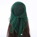 Gedetailleerd uitzicht van donkergroene mesh hoofddoek met strass-steentjes en gouden rand. - Donkergroen