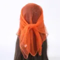 Detailopname van de oranje tule hoofddoek met strass, met schitterende kristaldetails en stof. - Oranje