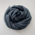 Dettaglio di una sciarpa lunga tinta unita in cotone lino grigio scuro, stile retro autunno. - 185*100cm / Grigio Antracite (RY-19)