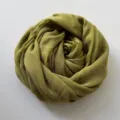 Dettaglio sciarpa in cotone e lino verde oliva, consistenza morbida e accessorio invernale per donne. - 185*100cm / Verde Oliva (RY-23)