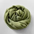 Primo piano dettagliato di una morbida sciarpa in cotone e lino verde oliva tinta unita. - 185*100cm / Verde Inchiostro (RY-24)