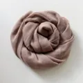 Primo piano di sciarpa arrotolata in cotone e lino tinta unita, texture morbida, chic. - 185*100cm / Rosa Grigio (RY-26)