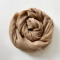 Dettaglio di una elegante sciarpa in lino e cotone beige unito, morbida e raffinata. - 185*100cm / Cachi Bronzo (RY-28)