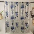 Damen Polyester Langschal mit blauem geometrischem Quadratmuster und Blumenprint. - RY-75