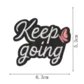 Schwarzer englischer Stickaufnäher mit inspirierenden Buchstaben und rosa Schmetterling für Kleidung. - KEEP GOING