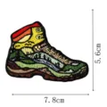 Primer plano detallado del parche de tela bordado con bota de senderismo de paisaje, costuras. - Bota de Senderismo (DW9047-5)