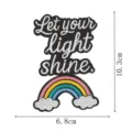 Schwarzer Stickaufnäher mit Regenbogen und Spruch, ideal für Kleidung und Jacken Deko. - Lass dein Licht leuchten