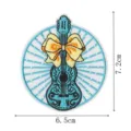 Gros plan détaillé d'un patch brodé rond avec une guitare bleue et un nœud jaune. - Nœud de Guitare(DW9811-36)