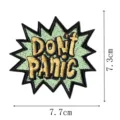 Detalle de parche bordado que muestra diseño de texto estilo cómic Don't Panic y medidas. - Burbuja de Explosión (DW9047-9)