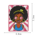 Gros plan détaillé d'un joli patch brodé de fille afro avec des lunettes de soleil colorées. - Style Cheveux Duveteux Lunettes de Soleil(DW9810-32)