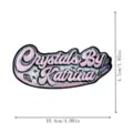 Detailansicht des gestickten Crystals By Katrina Aufnähers mit präzisen Abmessungen. - DW9038-6