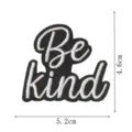 Vista de cerca detallada de un parche bordado en blanco y negro con la frase Be kind. - DW9207-7