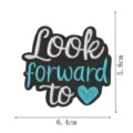 Parche bordado con texto Look forward to y corazón, accesorio elegante para ropa DIY. - Look forward to (DW9206-2)