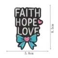 Parche bordado negro con texto fe esperanza amor, corazón rosa y lazo azul, 8,5x5,8cm - FAITH HOPE LOVE (DW9206-9)