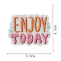 Detailansicht des bestickten Aufnähers mit bunten Enjoy Today Buchstaben und Sternen. - Stil DW9115-8
