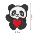 Dettaglio patch ricamata con panda carino che mostra delicate cuciture bianche e nere e un cuore rosso. - Stile Panda 4 (DW9178-4)