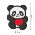 Simpatico toppa ricamata di panda di cartone animato con cuore rosso, adesivo in tessuto. - Stile Panda 6 (DW9178-6)