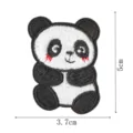 Niedlicher Cartoon Panda gestickter Aufnäher für DIY Handwerk Kleidung Taschen Zubehör 3.7x5cm - Panda Stil 9 (DW9178-9)