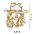 Vista dettagliata della patch ricamata cowgirl, con motivo dorato e bordo in tessuto bianco. - Ritratto Femminile (DW9050-1)
