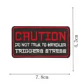 Détail du patch brodé tactique montrant des coutures rouges et blanches précises et lisibles. - Écusson Brodé Avertissement Tactique (DW9809-35)