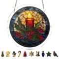 Gedetailleerde close-up van glas-in-lood kerstkaars hangende decoratie met kleurrijke acrylbedels. - PT-TYU309